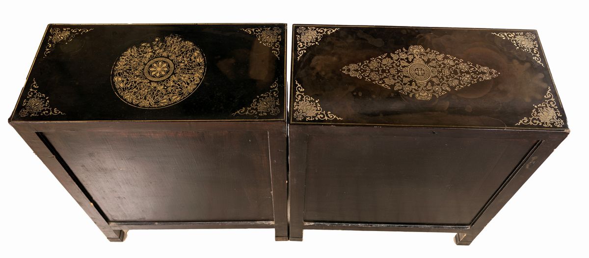 Coppia di Piccoli Mobili in Legno Ebanizzato Decorati da Applicazioni in Pietre Dure, Cina, Prima...