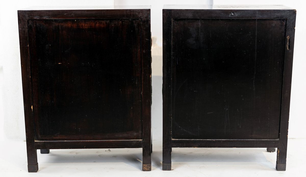 Coppia di Piccoli Mobili in Legno Ebanizzato Decorati da Applicazioni in Pietre Dure, Cina, Prima...