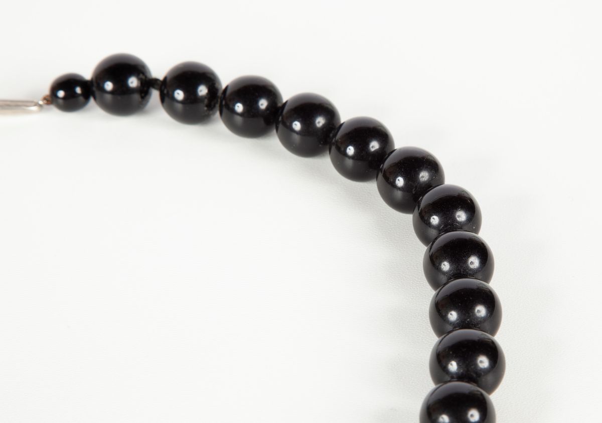 Coppia di Collane a Sfera in Bachelite Nera