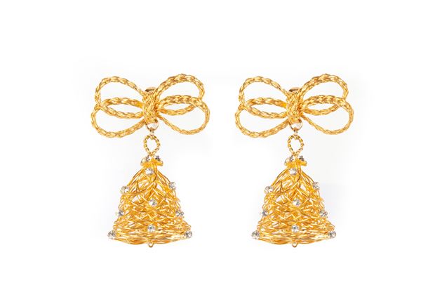 Coppia di orecchini in metallo dorato e campanella