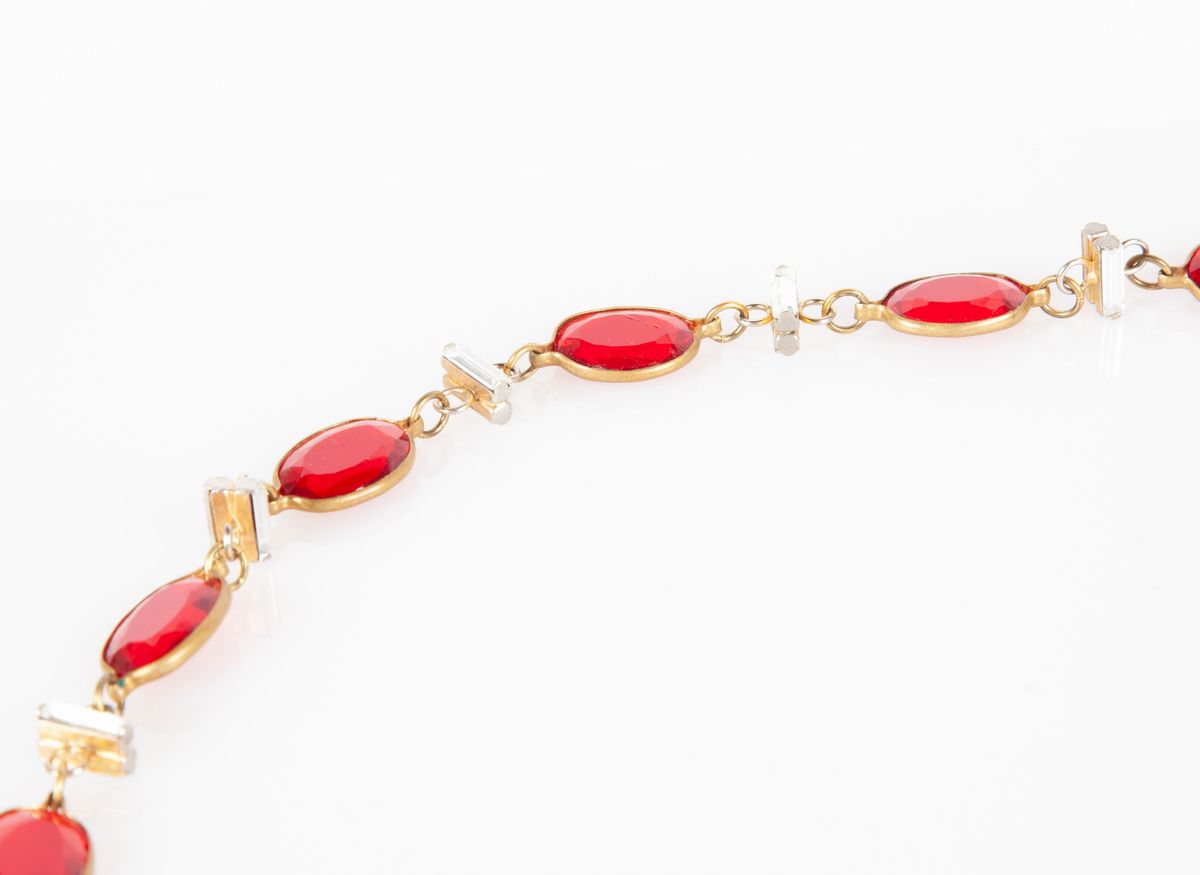 Collana in Metallo Dorato e Bachelite Rossa