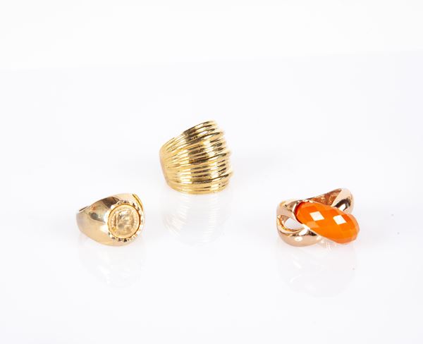 Tre anelli in metallo dorato