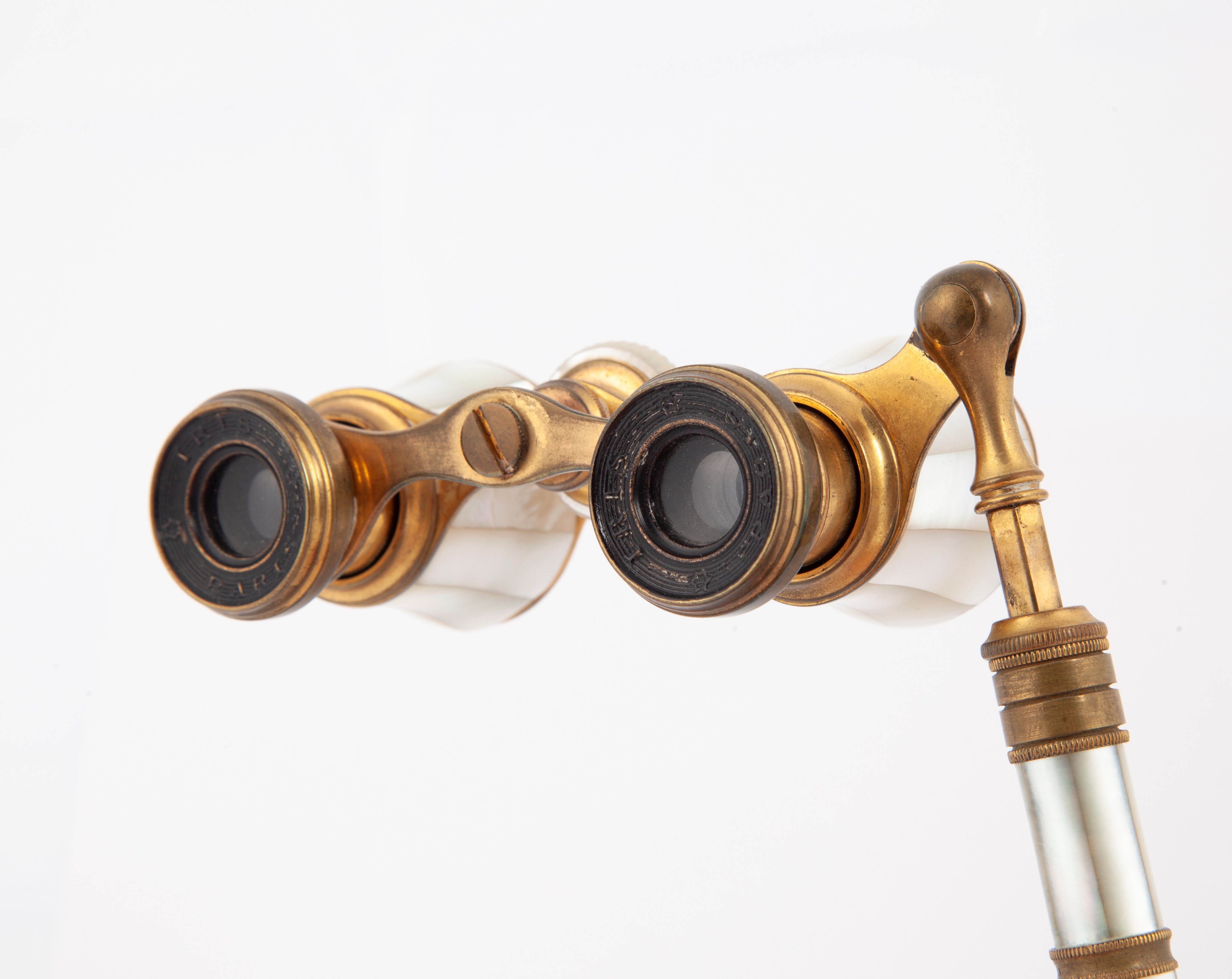 Binocolo da Teatro in Ottone e Madreperla con Impugnatura Pieghevole. Marcato Iris a Paris