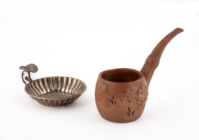 Due Posaceneri, di Cui uno in Metallo con Riproduzione di una Moneta Spagnola del 1797 e uno a Fo...