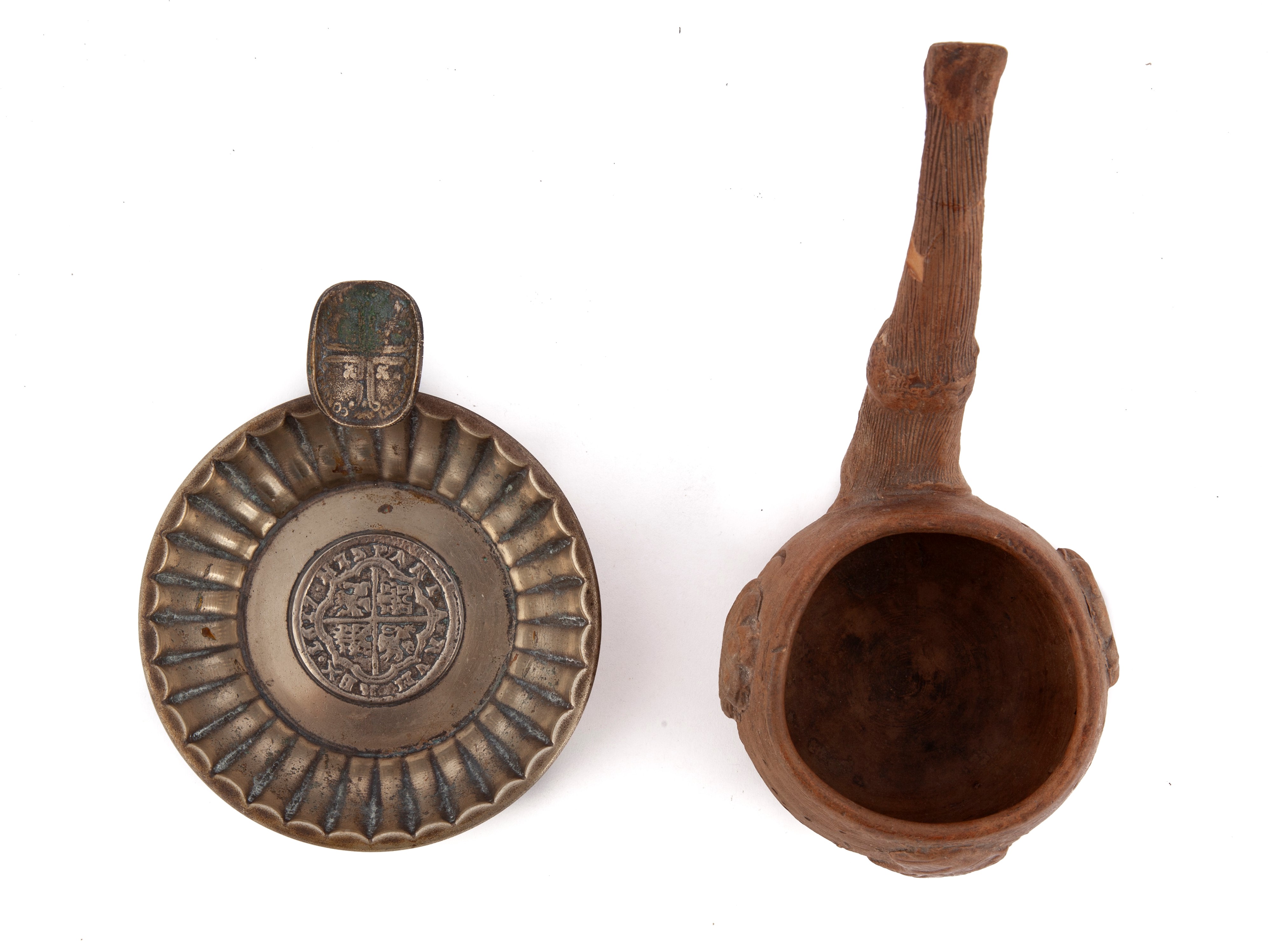 Due Posaceneri, di Cui uno in Metallo con Riproduzione di una Moneta Spagnola del 1797 e uno a Fo...