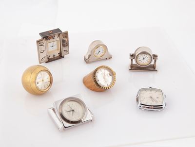 7 Orologi da Scrivania con Movimento al Quarzo e a Carica Manuale in Metallo