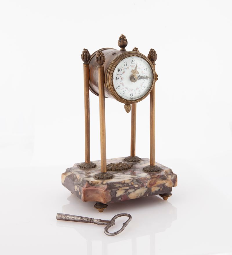 Anonimo - Orologio da Tavolo a Carica Manuale (dotato di Chiave di Carica) con Quadrante in Smalt...