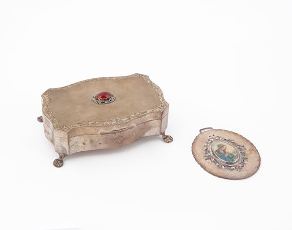 Cofanetto portagioie in argento con corniola unito a medaglione con miniatura  - Asta Argenti Antichi e da Collezione - Casa d'Aste Arcadia