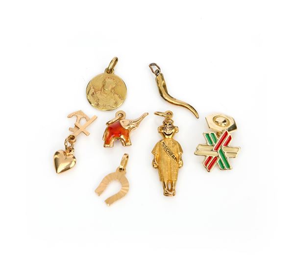 Gemello e 6 ciondoli in oro  - Asta Fine Jewels and Watches - Casa d'Aste Arcadia