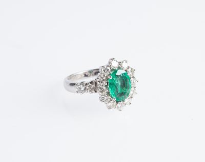 Anello in Oro, Smeraldo Ovale e Diamanti