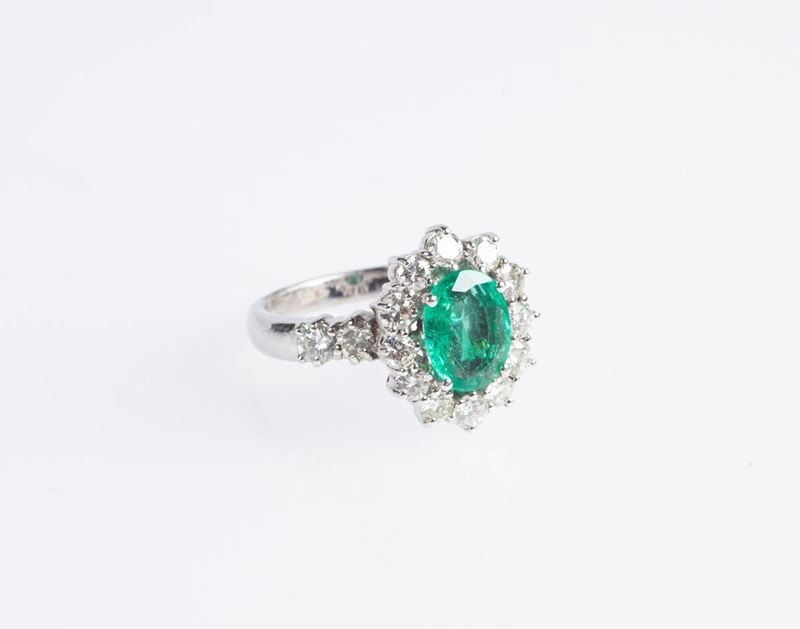 Anello in Oro, Smeraldo Ovale e Diamanti
