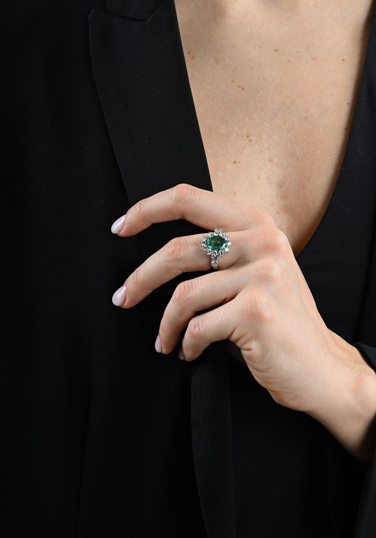 Anello in Oro, Smeraldo Ovale e Diamanti