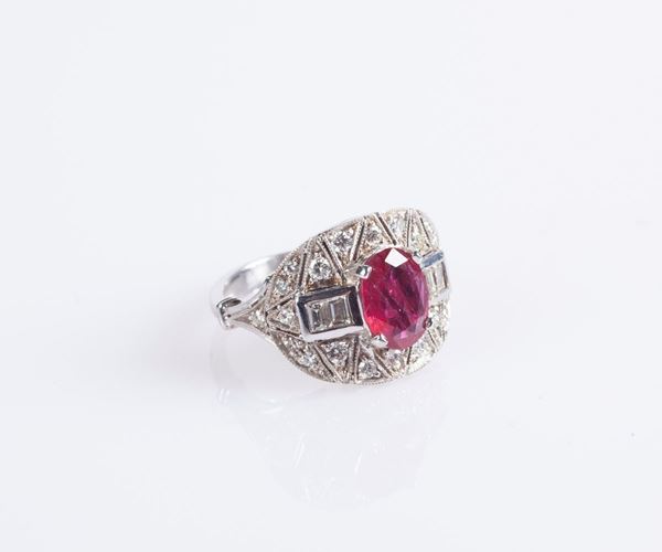 Anello a fascia stile decò con brillanti e rubini .