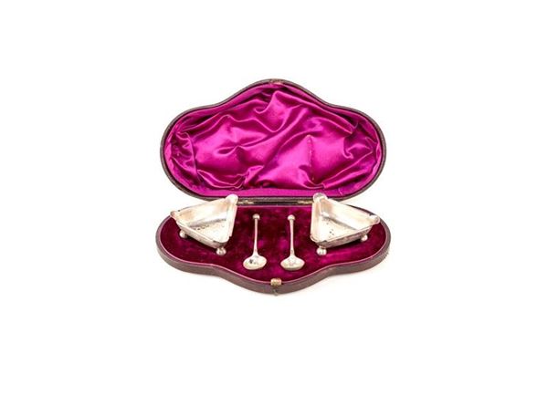 DUE SALIERE IN ARGENTO TRIANGOLARE ENTRO SCATOLA IN PELLE