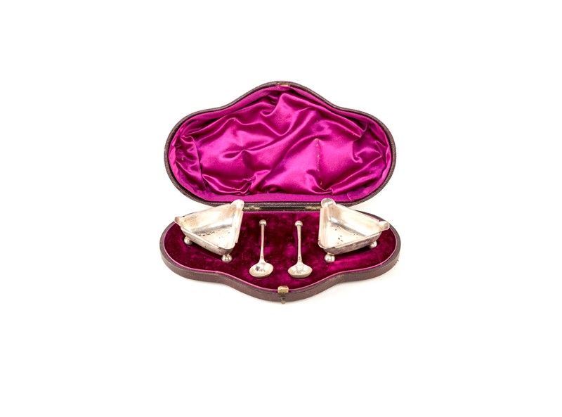 Due Saliere in Argento Triangolare Entro Scatola in Pelle