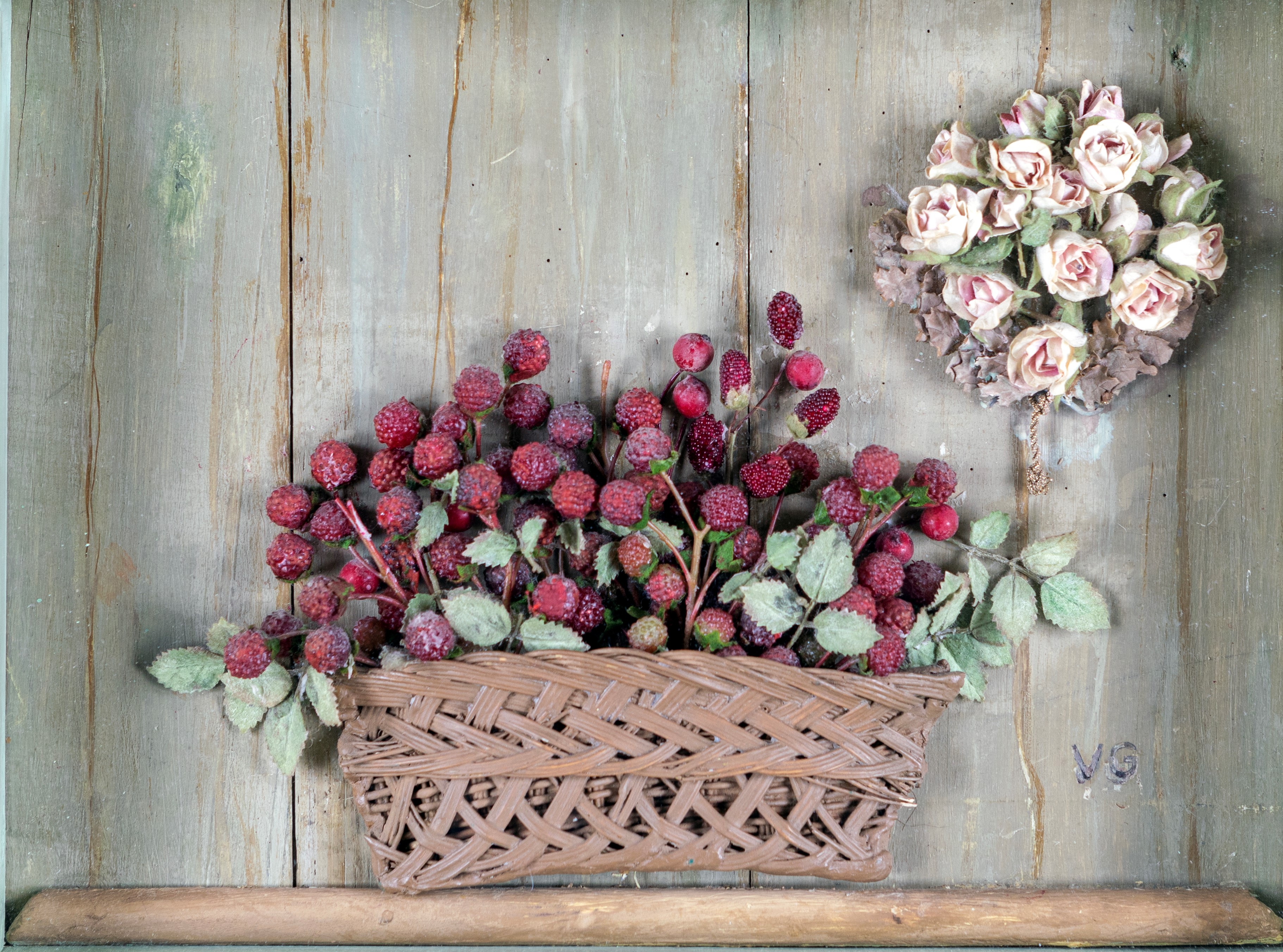 Cesto di fragole e bouquet di rose