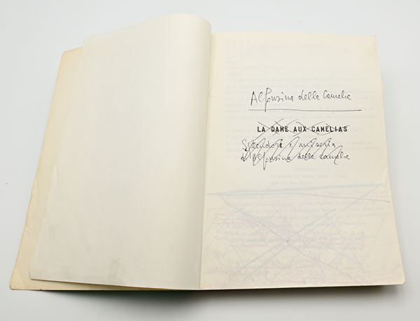 Sceneggiatura originale de "La storia vera della signora delle camelie". Copia con annotazioni autografe di Mauro Bolognini, regista e cosceneggiatore del film del 1981, ispirato al romanzo La signora delle camelie (1848) di Alexandre Dumas figlio