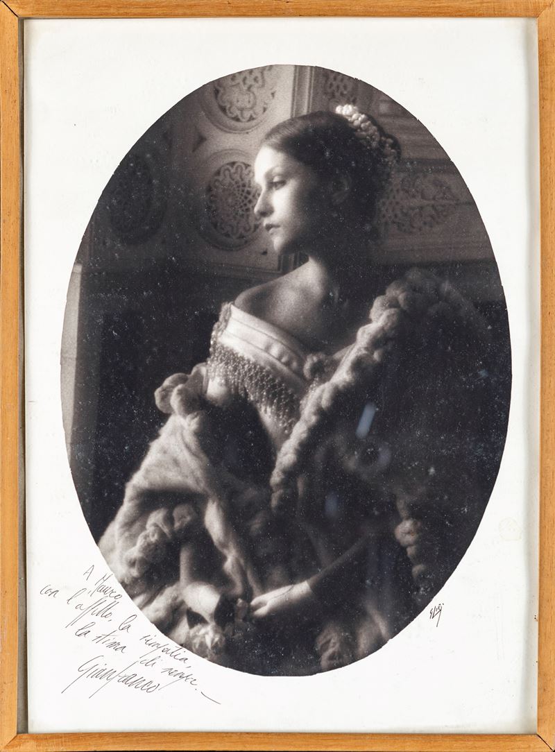 Ritratto di Isabelle Huppert raffigurata in costume nella Vera Storia della Signora delle Camelie...