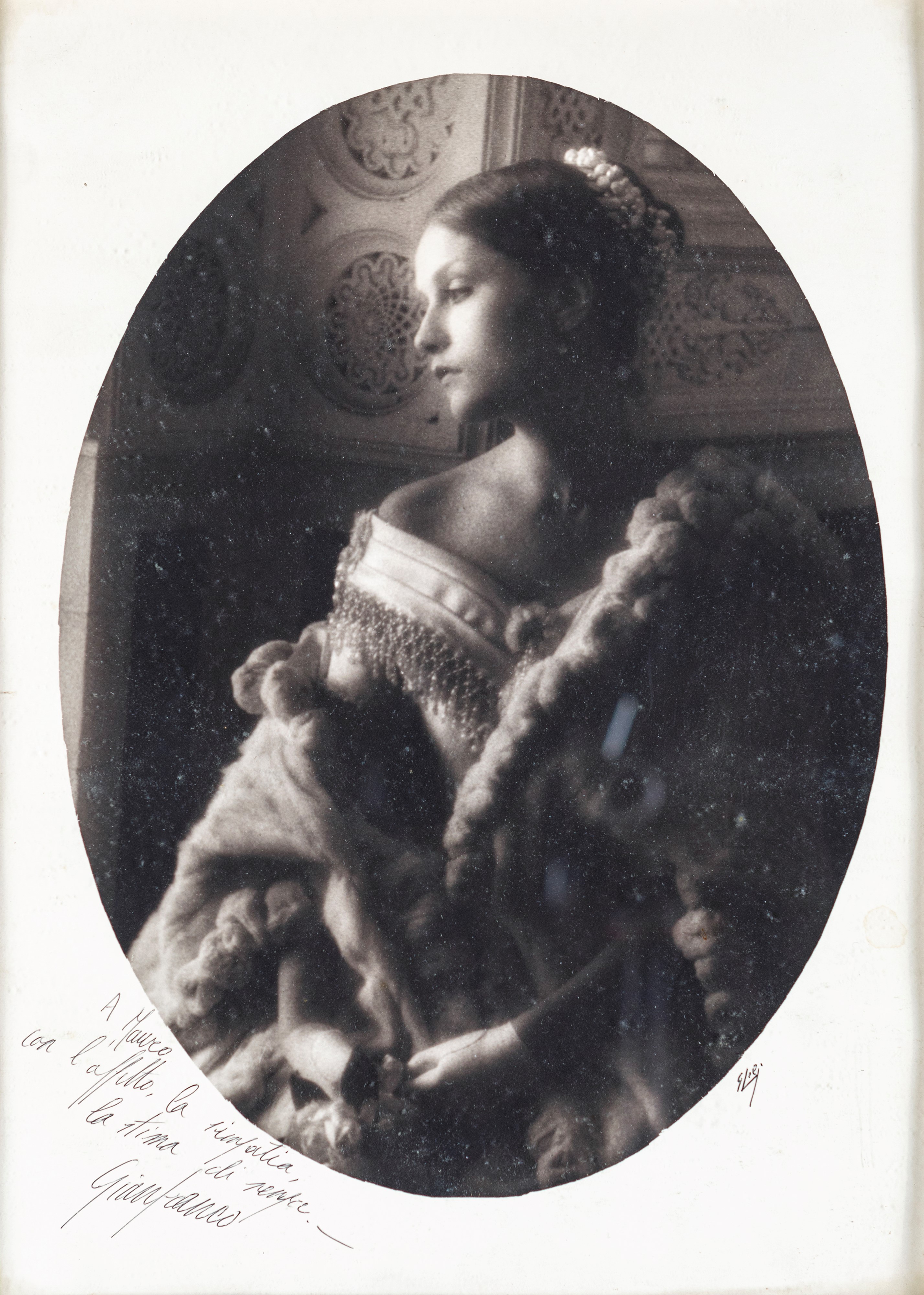 Ritratto di Isabelle Huppert raffigurata in costume nella Vera Storia della Signora delle Camelie...