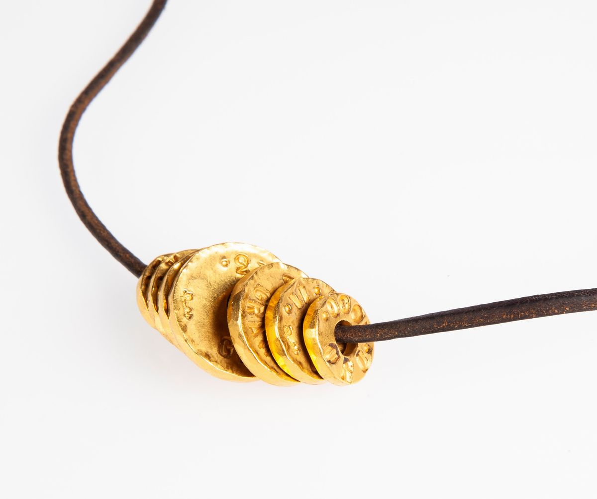 Pomellato - Girocollo con Sette Dischi di Oro Puro e Laccio in Caucciù
