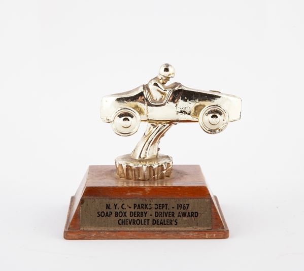 Trofeo Chevrolet Dealer's 1967 (N.Y.C. Parks Dept. 1967 Soap box Derby - Driver award Chevrolet Dealer's) In metallo cromato con base in legno. Raffigurante un automobile da corsa con pilota
