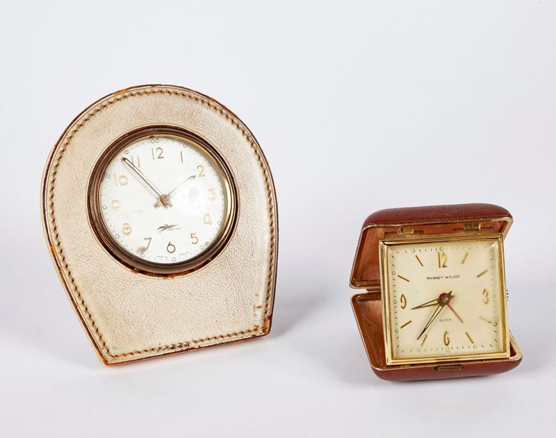 2 Orologi da Tavolo a Carica Meccanica in Metallo: Longchamp (entro Espositore in Legno e Pelle);...