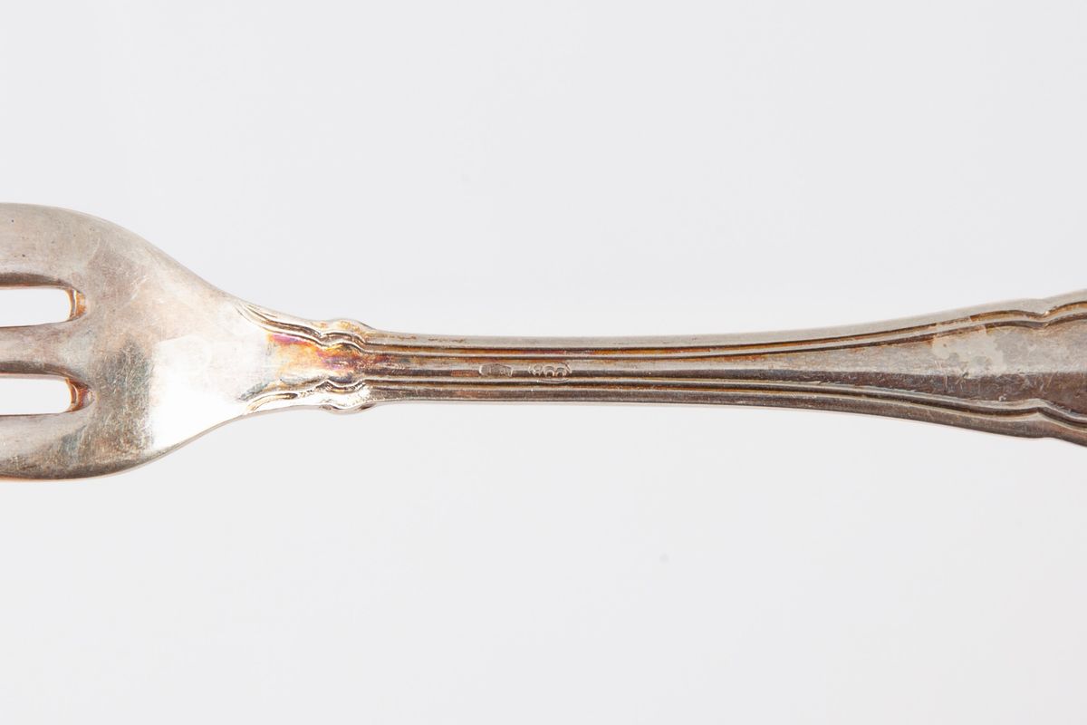 Quattro Cucchiai da Te, Tre Forchette da Dolce e una Paletta da Zucchero in Argento