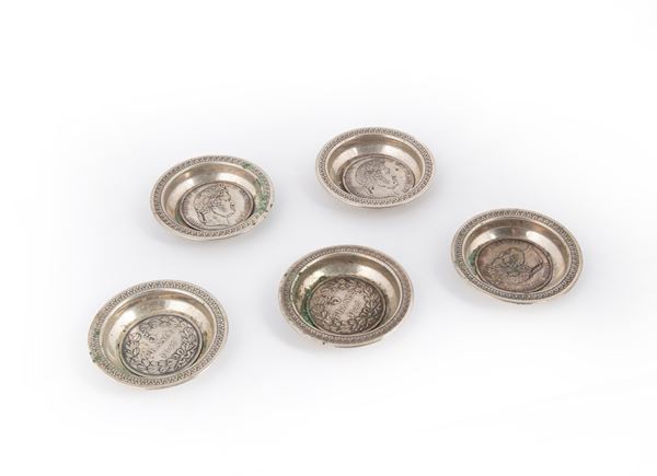 Cinque piccoli posacenere da tavolo in argento 800/1000