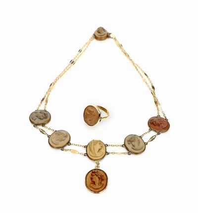 Parure Girocollo ed Anello in Oro, Metallo e Pietra Lavica.