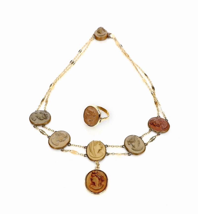 Parure Girocollo ed Anello in Oro, Metallo e Pietra Lavica.