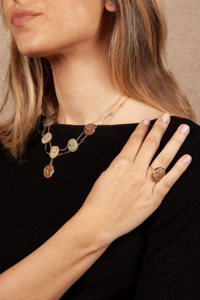 Parure Girocollo ed Anello in Oro, Metallo e Pietra Lavica.