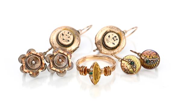 Lotto anello e tre coppie di orecchini borbonici in oro
