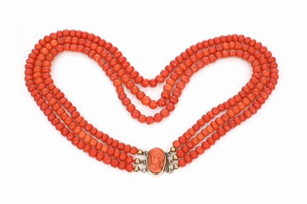 Collana a tre fili in corallo e oro