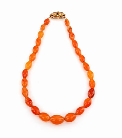 Collana in Corniola con Chiusura in Oro Antico