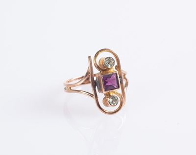 Anello Borbonico in Oro e Tre Pietre di Sintesi