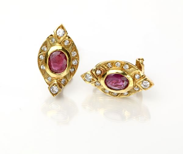 Coppia di orecchini in oro, diamanti e rubini  - Asta Fine Jewels and Watches - Casa d'Aste Arcadia