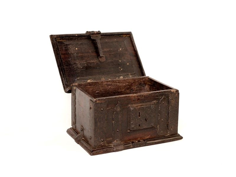 Piccolo Scrigno in Legno Borchiato in Ferro. XVIII Secolo