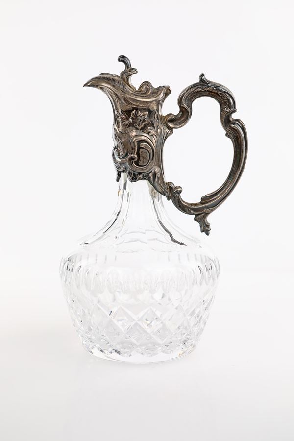 Versatoio in cristallo intagliato con manico e coperchio in argento sbalzato  - Asta Asta a Tempo - L'Arte del Vetro - Casa d'Aste Arcadia