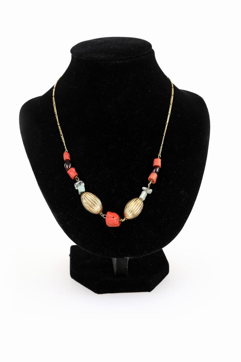 Collana in Oro Corallo e Pietre.