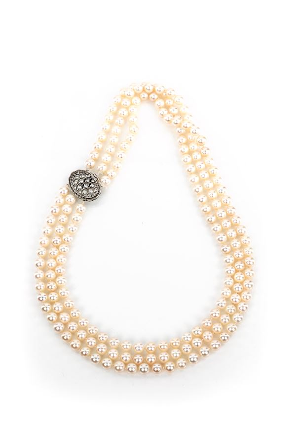 Mario Buccellati collana di perle con chiusura in oro e brillanti.