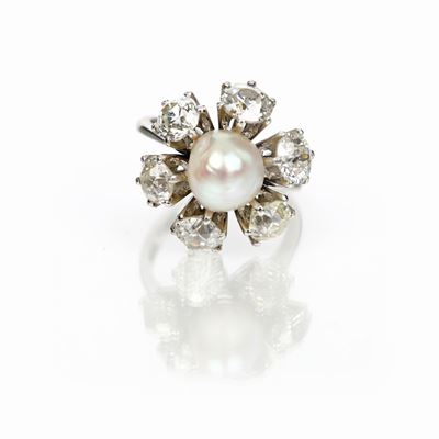 Anello con Perla Naturale e Diamanti.