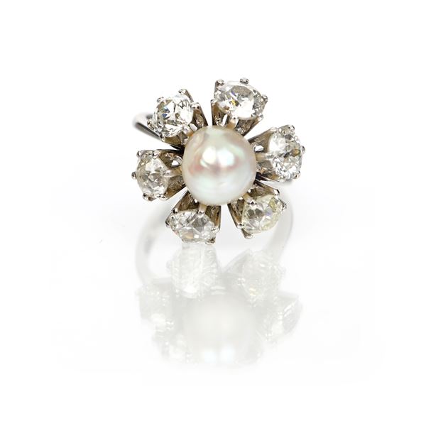Anello con perla naturale e diamanti.
