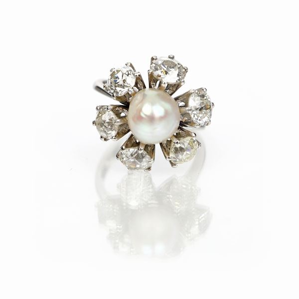 Anello con perla naturale e diamanti.