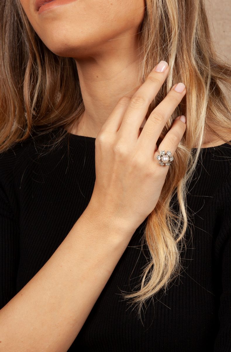 Anello con Perla Naturale e Diamanti.