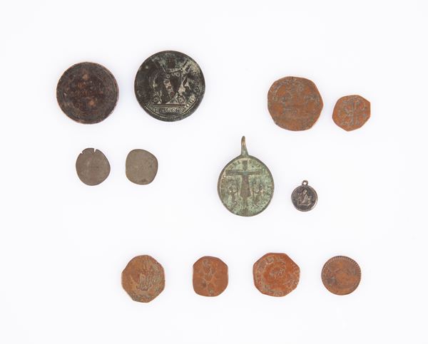 Lotto di 10 monete in rame Stato Pontificio e Regno di Napoli e di Sicilia e 2 medagliette votive in rame