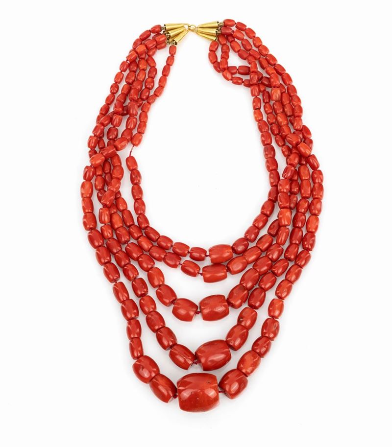 Collana in Corallo a Cinque Fili di Barilotti a Diversa Misura con Fermezza in Oro Giallo