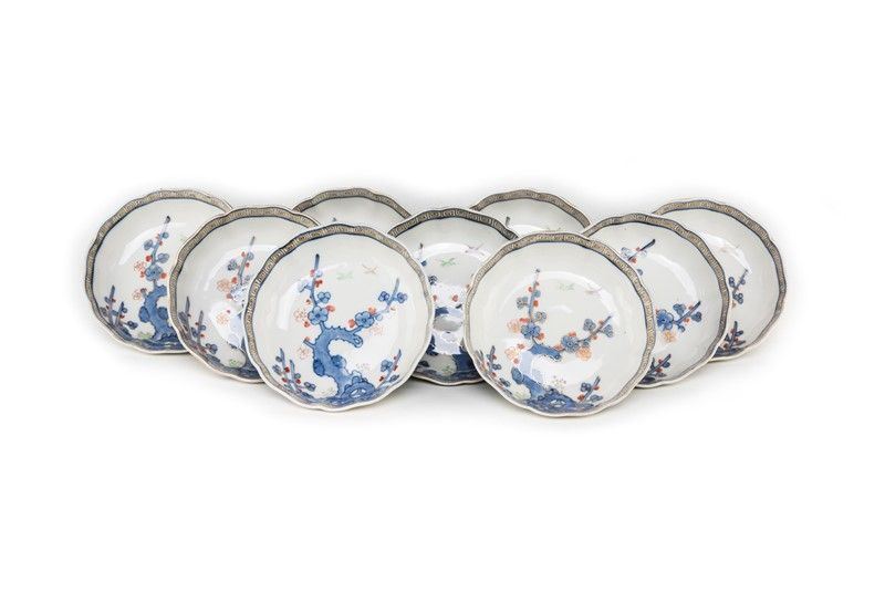 Servizio di Undici Piatti in Ceramica con Bordo Ondulato