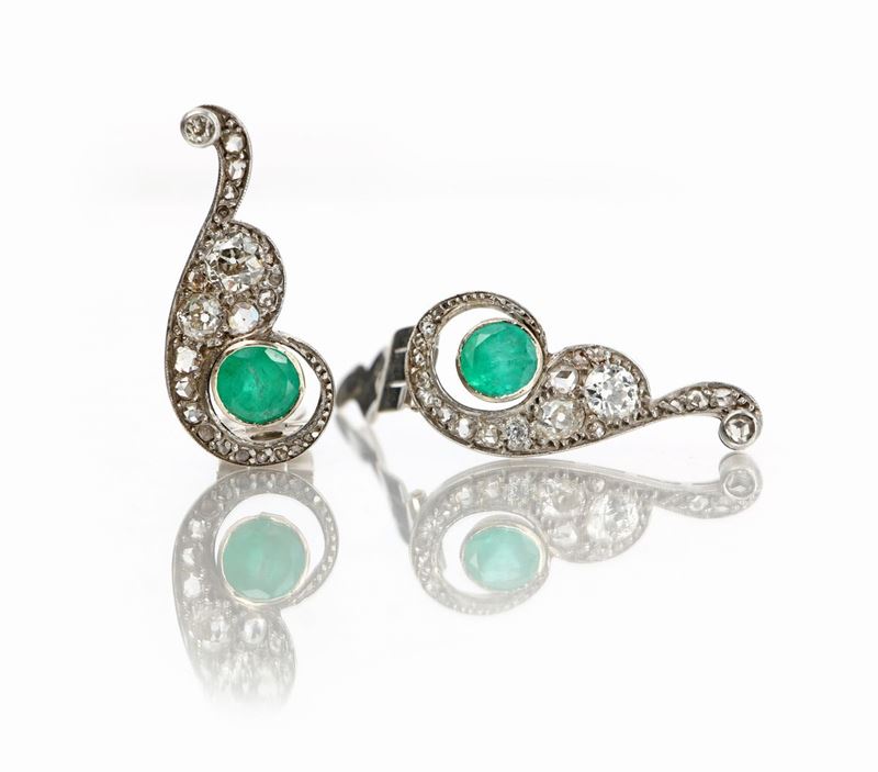 Coppia di Orecchini in Oro Smeraldi e Diamanti