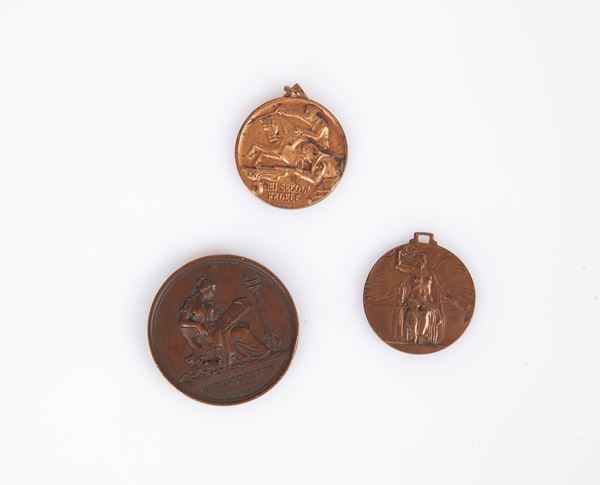 Lotto 3 Medaglie di bronzo: Benemerenti Lega italiana per l'istruzione 18 marzo 1877; Associazione nazionale Carabinieri Sezione di Roma; Medaglia per la Vittoria