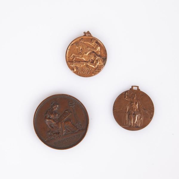 Lotto 3 Medaglie di bronzo: Benemerenti Lega italiana per l'istruzione 18 marzo 1877; Associazione nazionale Carabinieri Sezione di Roma; Medaglia per la Vittoria
